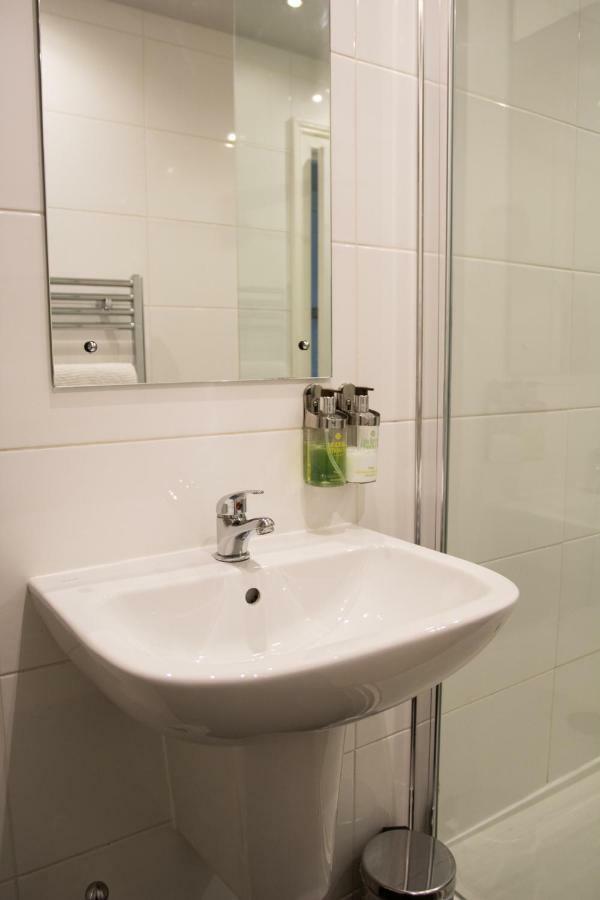 Most Central Luxury Apartment - Sleeps 4 & Free Parking! Честер Екстер'єр фото